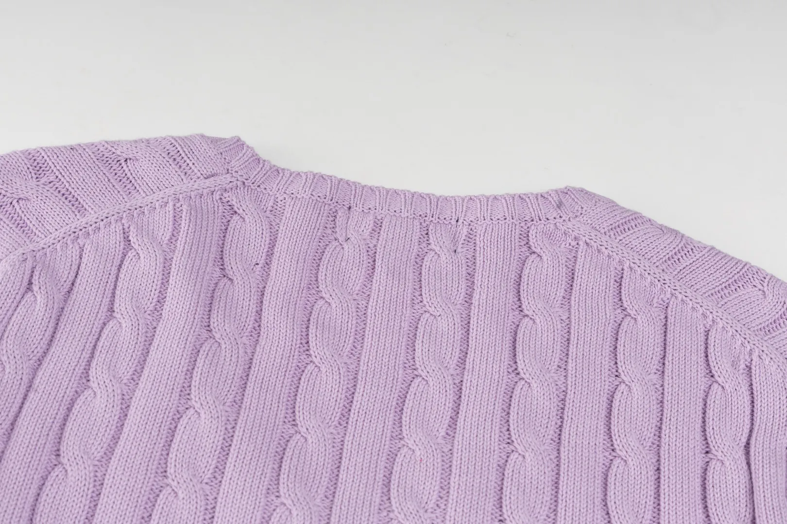 P210 #R90 RALPH LAUREN Thirteen colors of Ralph Lauren classic small label embroidery V-neck pullover cable cardigan sweater women's top, high-density LOGO embroidery on the chest, original customization of tag accessories. Made of pure cotton yarn, pure cotton is skin-friendly and comfortable, small label war horse embroidered twist button V-neck sweater🐎High quality, follow the blogger to learn how to wear it! Let’s buy a Ralph Lauren cable sweater. It’s a super hard-to-find series after it became popular. It’s hard to find one on the official website. It’s simple and practical to wear, with a lazy and loose feel. The thickened fabric has more texture, feels soft and delicate, and has a loose fit. Whether worn alone or layered, you can wear different styles of fashion with just one piece!   Size： Sleeve length: 60/61/62/63